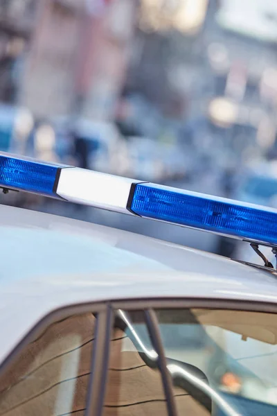 Police car with blue lights on the crime scene in traffic / urba — Stock Photo, Image