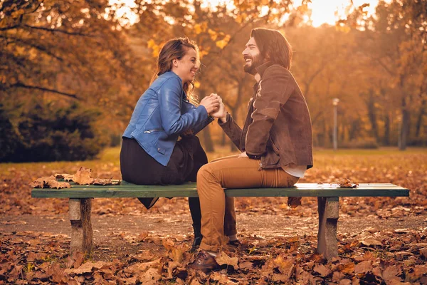 Casal na temporada de outono colorido parque desfrutando ao ar livre . — Fotografia de Stock