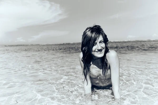 Schlanke Frau genießt an einem tropischen Sandstrand. — Stockfoto