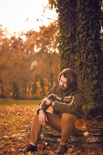 Parkta el saatine bakan adam. — Stok fotoğraf