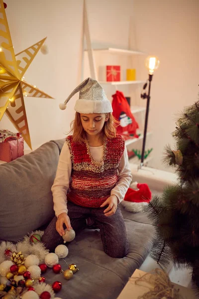 儿童女孩准备闪亮的装饰圣诞节/新年 — 图库照片