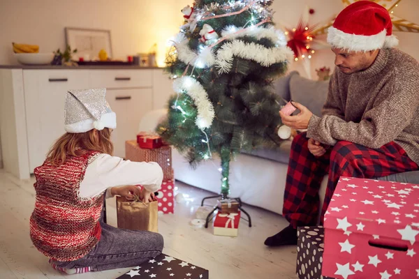 Baba ve kızı Noel 'de zevk/yeni yıl zamanı. — Stok fotoğraf