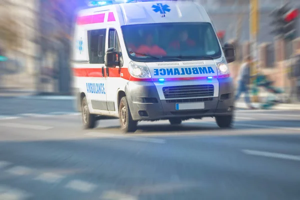 Paramedic 911 ambulance car running fast through the big city. — Stock Photo, Image