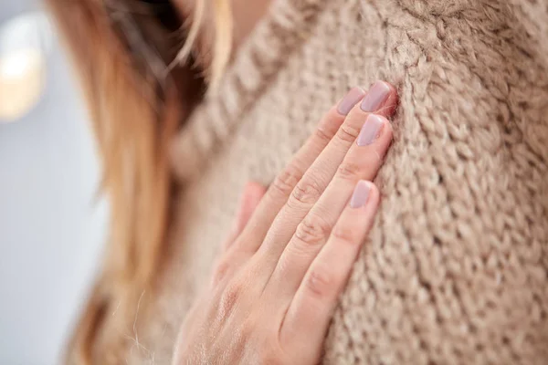 Mujer joven con problemas de corazón sosteniendo el pecho . — Foto de Stock