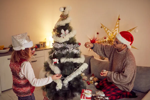 Vater und Tochter genießen Weihnachten / Neujahr. — Stockfoto