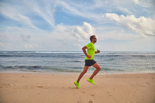 Мужчина бегает / бегает по тропическому экзотическому пляжу
.