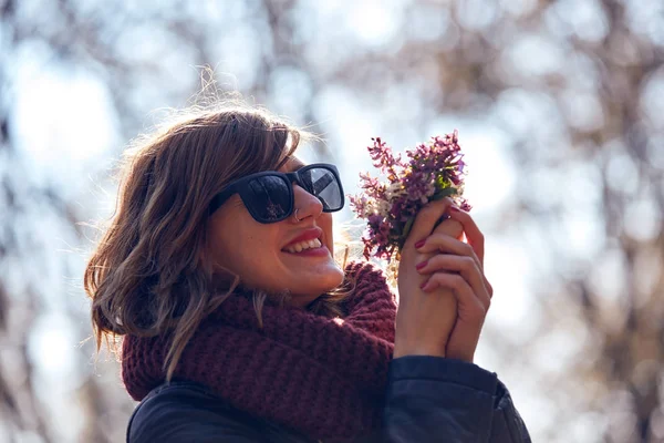 Carino ragazza profumata bel mazzo di fiori in natura . — Foto Stock