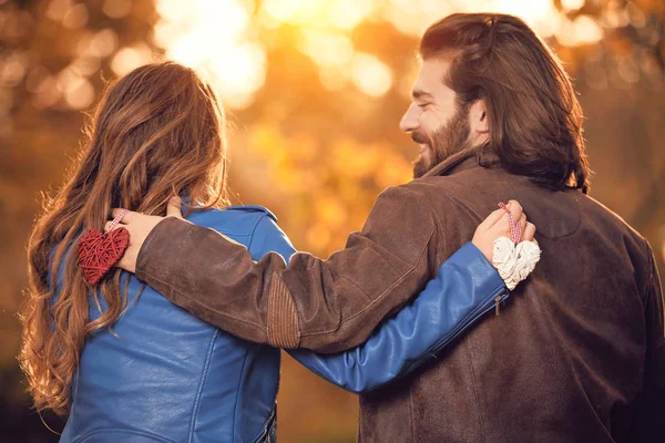 Casal na temporada de outono colorido parque desfrutando ao ar livre . — Fotografia de Stock