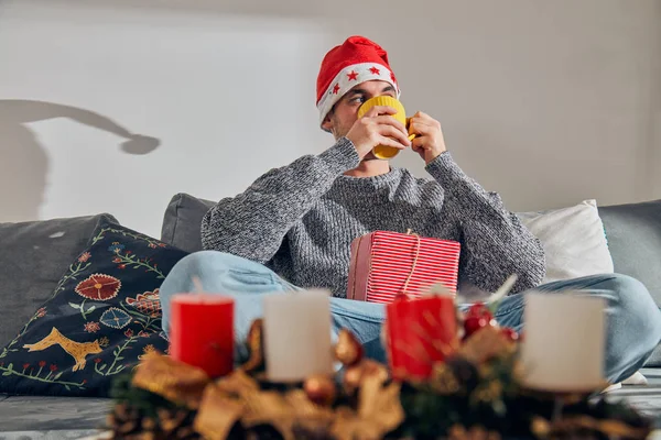 Homem entediado esperando Natal / Ano Novo sozinho em casa . — Fotografia de Stock