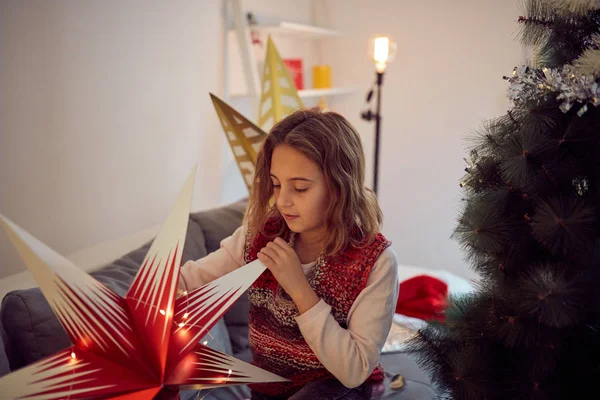 Mädchen bereitet glänzende Dekoration für Weihnachten / Neujahr vor — Stockfoto