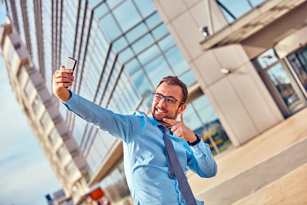 Divertido Hombre Negocios Con Pulgares Hacia Arriba Mientras Usa Teléfono —  Fotos de Stock