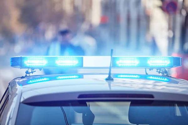 Samochód policyjny z niebieskimi światłami na scenie zbrodni w ruchu/Urba — Zdjęcie stockowe