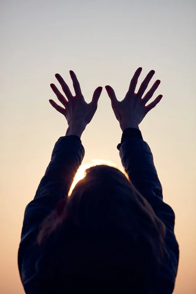 Жінка з широко відкритими руками насолоджується схід / захід сонця . — стокове фото