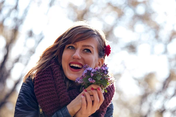 귀여운 젊은 여자 자연에 꽃의 멋진 부케를 냄새. — 스톡 사진