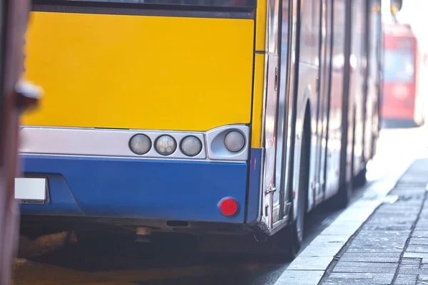 Öffentliche Verkehrsmittel / Bus im städtischen Umfeld auf der Straße. — Stockfoto