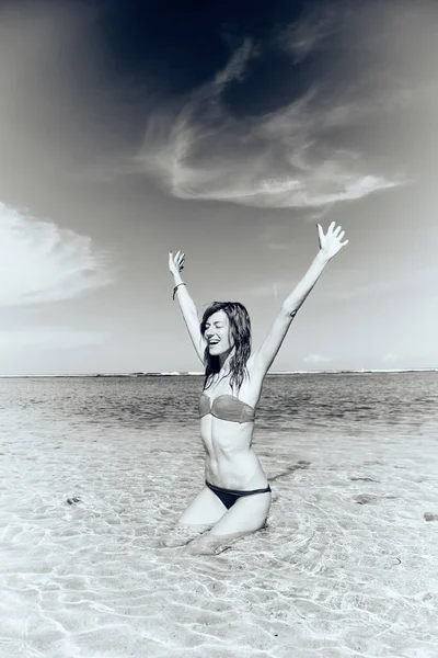 Karcsú nő élvezi a homokos trópusi strandon. — Stock Fotó