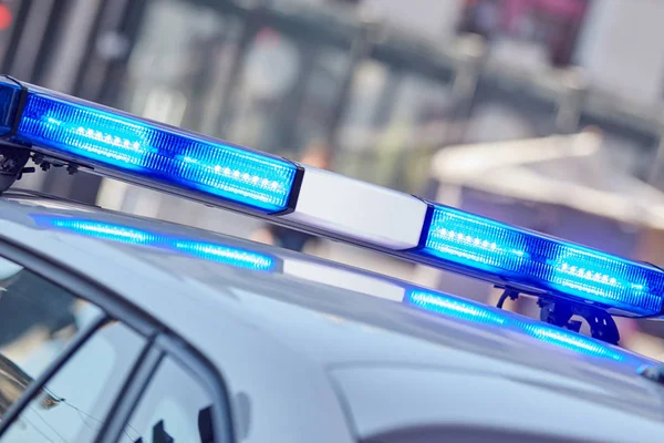 交通の犯罪現場に青いライトを持つパトカー / urba — ストック写真
