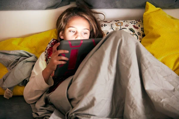 Bambina che studia e fa i compiti a casa con tablet . — Foto Stock