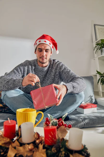 Homem entediado esperando Natal / Ano Novo sozinho em casa . — Fotografia de Stock