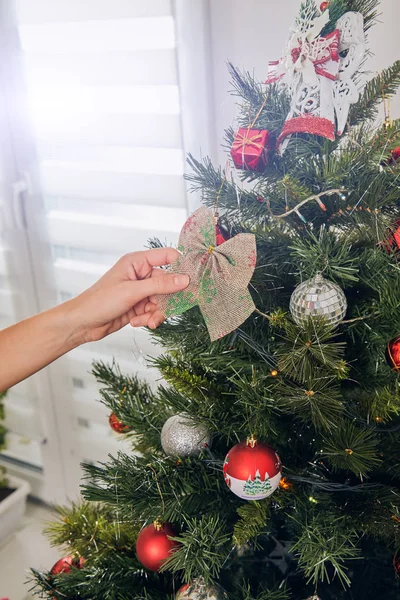 Frau bereitet glänzende Dekoration für Weihnachten / Silvester. — Stockfoto