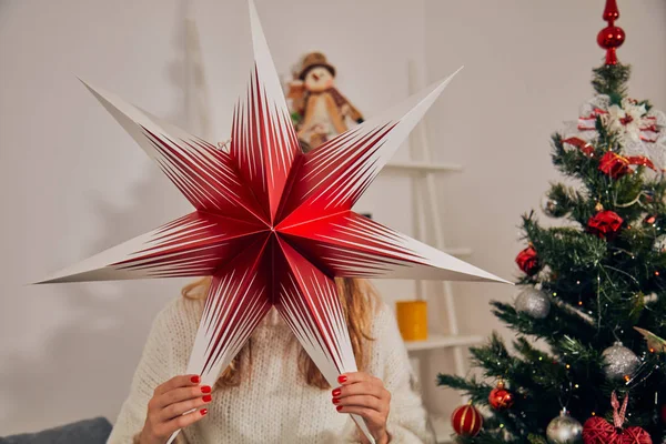 クリスマス/大晦日の装飾を準備する女性. — ストック写真