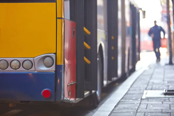 Trasporto pubblico / autobus in un ambiente urbano sulla strada . — Foto Stock