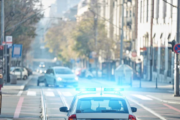 Mobil polisi dengan lampu biru di TKP dalam lalu lintas / lingkungan perkotaan . — Stok Foto