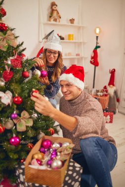 Mutlu çift ağacı Yılbaşı gecesi dekorasyon / Noel arifesi.