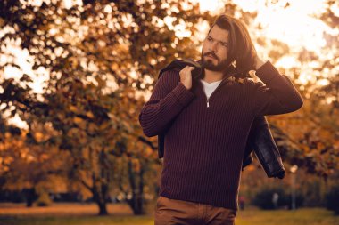 Yakışıklı genç adam giyen deri ceket Sonbahar sezonunda / soğuk hava.