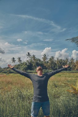 Zevk tropikal iklim geniş açık kollu adam.