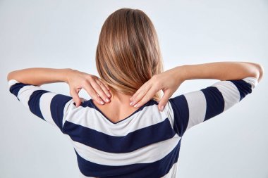 Üst sırt ağrısı tutan omurga ile genç kadın.