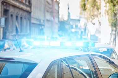 Trafik/urba suç mahallinde mavi ışıklar ile polis arabası