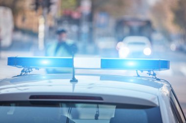 Trafik/urba suç mahallinde mavi ışıklar ile polis arabası