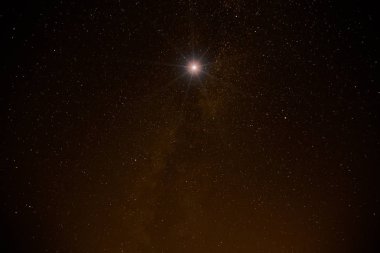 Samanyolu yıldızları geniş lens ve kamera ile fotoğraflandı. Benim Astro