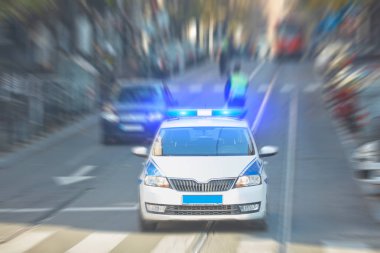 Trafik/kentsel ortamda suç mahallinde mavi ışıklar ile polis arabası.