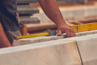 Gerçek inşaat işçisi ölçüm bandı tesviye beton b