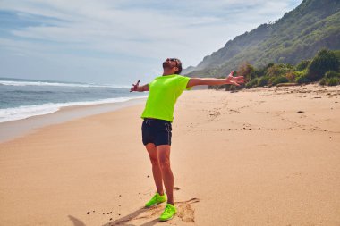 Adam iyi eğitim sonra başarı kutluyor/bir kum üzerinde egzersiz