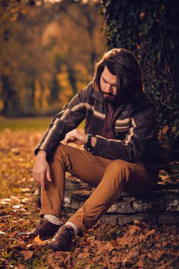 Parkta el saatine bakan adam.