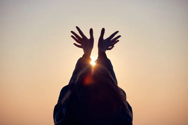 Mulher com os braços bem abertos aproveitando o nascer do sol / pôr do sol . — Fotografia de Stock