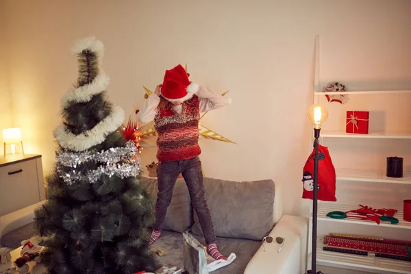 Mädchen bereitet glänzende Dekoration für Weihnachten / Neujahr vor — Stockfoto