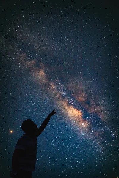 Homem apontando para o céu estrelado. Elementos desta imagem são — Fotografia de Stock