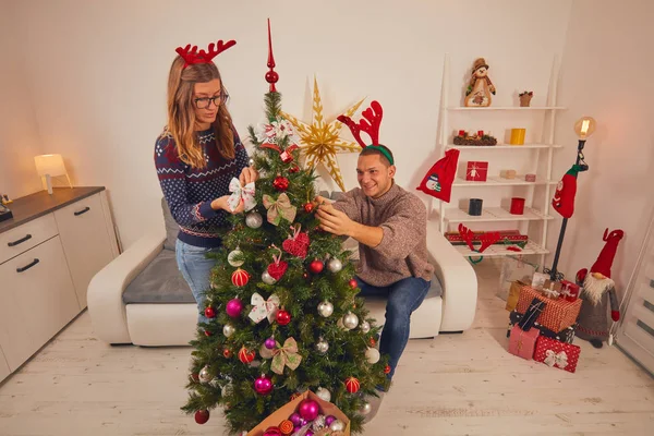 Mutlu çift ağacı Yılbaşı gecesi dekorasyon / Noel arifesi. — Stok fotoğraf