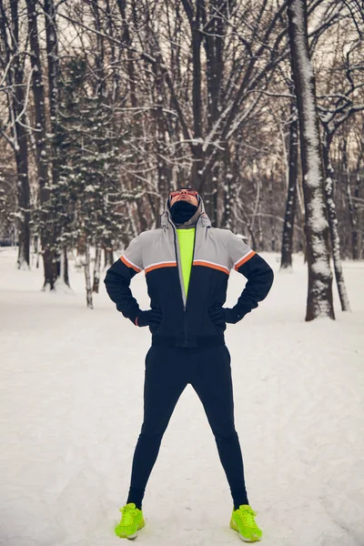 Człowiek, jogging w parku śnieg i zimno. — Zdjęcie stockowe