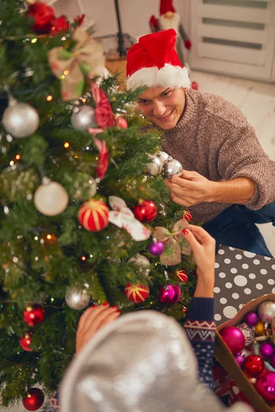 Mutlu çift ağacı Yılbaşı gecesi dekorasyon / Noel arifesi. — Stok fotoğraf