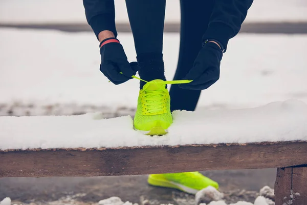 Szczegóły człowieka nogi jogging w parku w snowy czas. — Zdjęcie stockowe