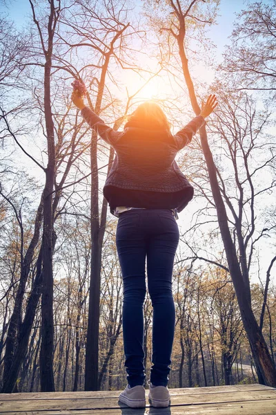 Frau hält Blumen mit weit geöffneten Armen. — Stockfoto