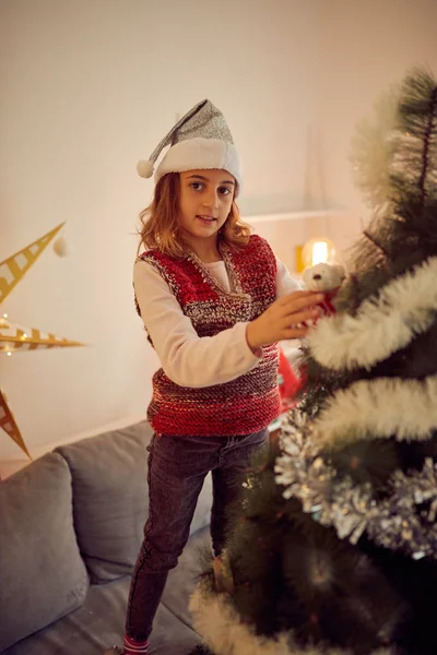 Enfant fille préparant une décoration brillante pour Noël / Nouvel An — Photo