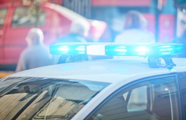 Trafik/urba suç mahallinde mavi ışıklar ile polis arabası