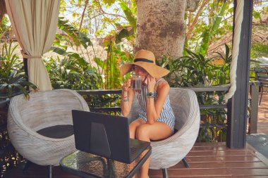 Cep telefonu ve laptop bir tatile kullanarak.