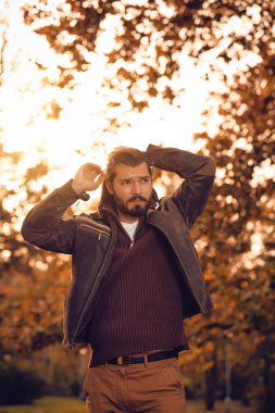 Yakışıklı genç adam giyen deri ceket Sonbahar sezonunda / soğuk hava.